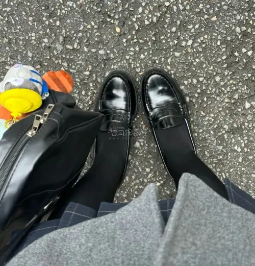 呐呐～这次入手的JK鞋简直赛高！从下单那刻就超期待，快递小哥送到时立刻激动开箱鞋头圆润，非常有质感，上脚轻飘飘的，走路时鞋底软软弹弹，连脚步声都变得俏皮起来，绝对是今季最满意的购物，已经安利给部活的小伙伴们啦！✨