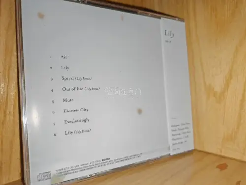 不知不觉已经来到今年的八月份，回顾今年八月份以前在挖煤姬上海淘的好物，其中印象最深刻的好物之一便是S.C.X的《Lily》，并且由此次海淘经历多少可以总结出一些海淘攻略。《Lily》这张专辑延续了Clean Tears一如既往地辽远、自在的风格，并且封面身着一袭白裙...