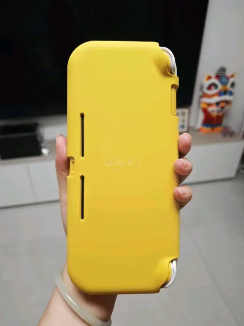 买了lite小黄就一直想买个黄色硅胶半包壳，发现挖煤姬能买到，搜索关键词，就能刷到好价。搜索界面还可以中日文自动翻译，不怕看不懂！！而且里面有详细的新人教程，海淘轻松简单！
	
还可以多单一起合单寄回来，还能够省运费，这次发的竹蜻蜓，物流很快发货后几天就收到了，快递...