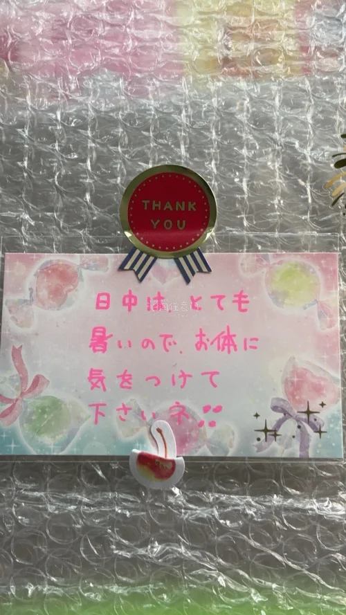 
? 开箱初印象：萌到犯规！
这款玩偶普遍被评价为“超级可爱”，尤其是大头造型很吸睛，手感软糯很好rua。看着它心情就变好了！

? 物流与包装：安全下车是关键
挖煤姬的打包普遍很用心，娃娃寄来通常会包裹泡沫纸，完好无破损。国际物流速度有时也让人惊喜，到手很快。

...