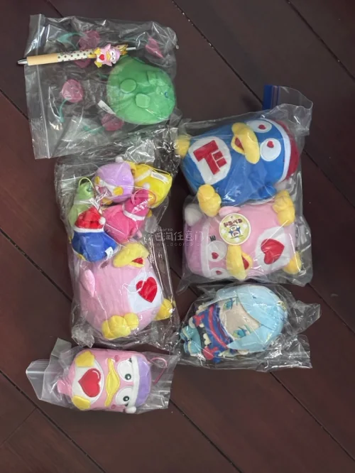 
? 开箱初印象：萌到犯规！
这款玩偶普遍被评价为“超级可爱”，尤其是大头造型很吸睛，手感软糯很好rua。看着它心情就变好了！

? 物流与包装：安全下车是关键
挖煤姬的打包普遍很用心，娃娃寄来通常会包裹泡沫纸，完好无破损。国际物流速度有时也让人惊喜，到手很快。

...