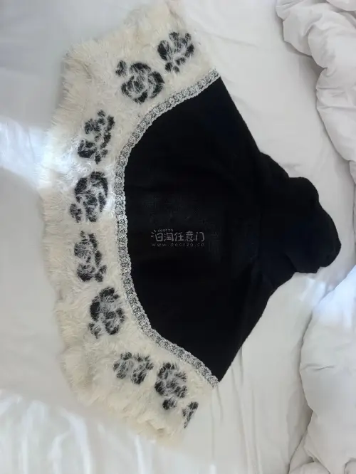 终于收到心心念念的axes femme玫瑰斗篷?
实物绝美！黑色针织本体搭配一圈长毛绒玫瑰刺绣，蕾丝滚边+珍珠纽扣，复古甜妹氛围直接拉满。
版型是斗篷款不挑身材，带帽子秋冬防风，搭配lo裙、日系连衣裙都很适配。
包裹防护到位，物品保存良好，挖煤姬转运流程顺畅，客服响...