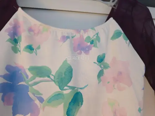 非常小众的品牌，定制的花色，不知道尺码表属于是盲买，到手后非常喜欢，实物和页面展示的图片一样，尺码也刚刚好，开心！