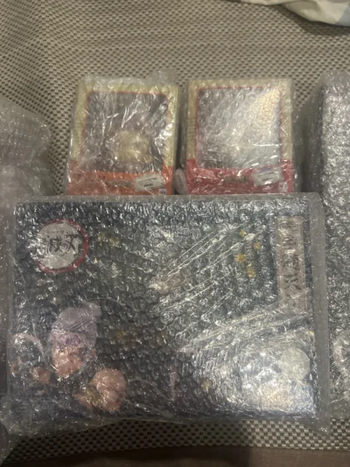 挖煤姬这次淘到寿屋ARTFX J甘露寺蜜璃太惊喜！恋柱的造型表现力十足，飘逸的麻花辫与挥舞日轮刀的动态感做得很到位，特典替换脸也完好保存，涂装细节在线，完美还原蜜璃甜美的气质。挖煤姬打包防护做得很到位，厚厚的气泡膜包裹，漂洋过海盒子八角尖尖没有磕碰。平台操作省心，对...