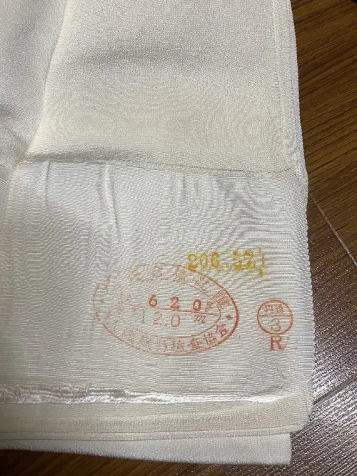 很软的白生地，质感也很好，和描述的一样。正绢布料的标记也在，收到的时候布料包的很好。多给出的邮费也很快退回来了