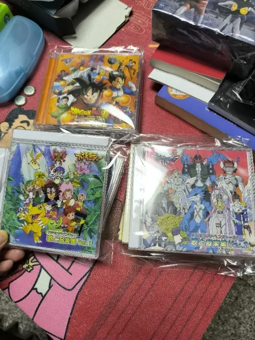 终于收到心心念念的龙珠、数码宝贝原声CD！满满的童年回忆，碟片品相很不错，盘面干净无划痕。经典BGM一播放瞬间梦回小时候，音质在线。包装保护到位，收纳完好，作为怀旧收藏太合适了。非常满意这次入手，圆了儿时收藏梦想，喜爱特摄动漫原声的朋友可以放心入手！