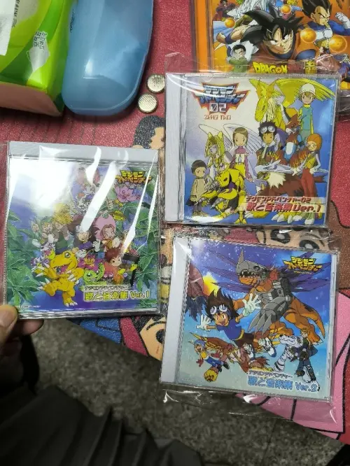 终于收到心心念念的龙珠、数码宝贝原声CD！满满的童年回忆，碟片品相很不错，盘面干净无划痕。经典BGM一播放瞬间梦回小时候，音质在线。包装保护到位，收纳完好，作为怀旧收藏太合适了。非常满意这次入手，圆了儿时收藏梦想，喜爱特摄动漫原声的朋友可以放心入手！