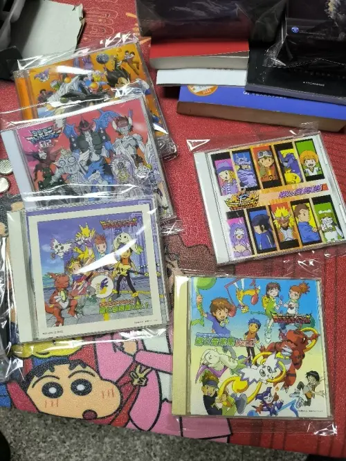 终于收到心心念念的龙珠、数码宝贝原声CD！满满的童年回忆，碟片品相很不错，盘面干净无划痕。经典BGM一播放瞬间梦回小时候，音质在线。包装保护到位，收纳完好，作为怀旧收藏太合适了。非常满意这次入手，圆了儿时收藏梦想，喜爱特摄动漫原声的朋友可以放心入手！