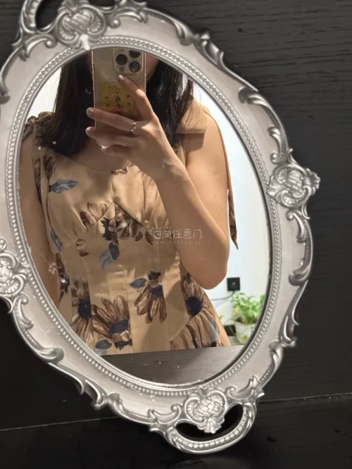 终于收齐herlipto黄葵连衣裙?
心心念念很久的款，国内早已断货。
实物超出预期，向日葵印花鲜活又元气，正是我想要的感觉。
包裹打包很用心，物流时效在线。
漫长等待充满期待，拆包裹如同拆开礼物，幸福感拉满！