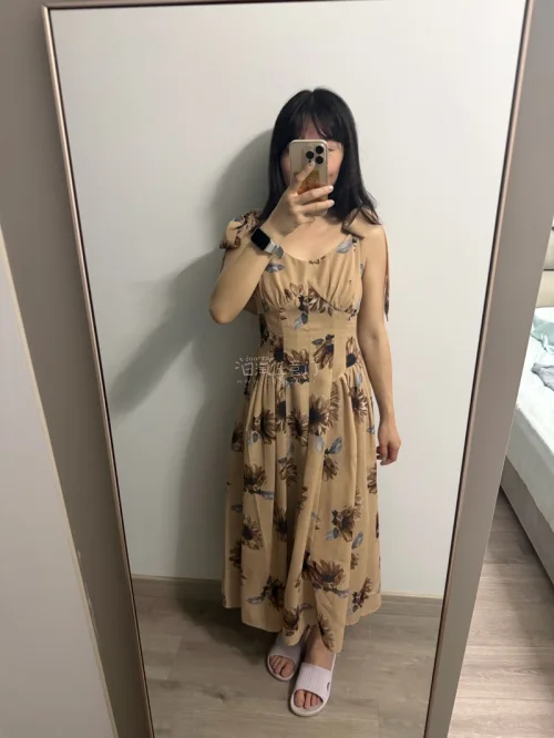终于收齐herlipto黄葵连衣裙?
心心念念很久的款，国内早已断货。
实物超出预期，向日葵印花鲜活又元气，正是我想要的感觉。
包裹打包很用心，物流时效在线。
漫长等待充满期待，拆包裹如同拆开礼物，幸福感拉满！