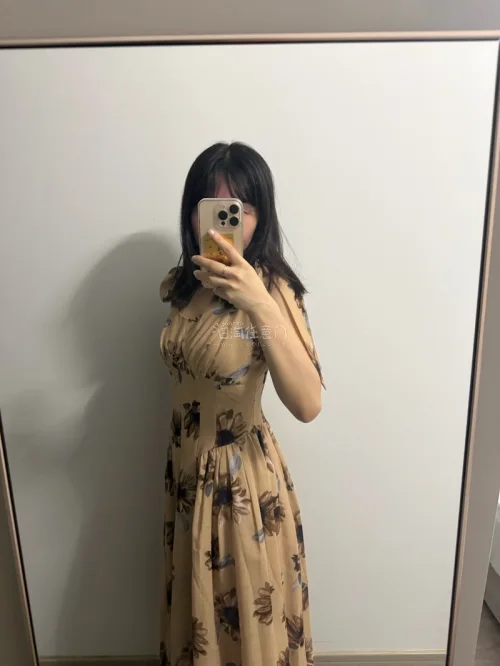 终于收齐herlipto黄葵连衣裙?
心心念念很久的款，国内早已断货。
实物超出预期，向日葵印花鲜活又元气，正是我想要的感觉。
包裹打包很用心，物流时效在线。
漫长等待充满期待，拆包裹如同拆开礼物，幸福感拉满！