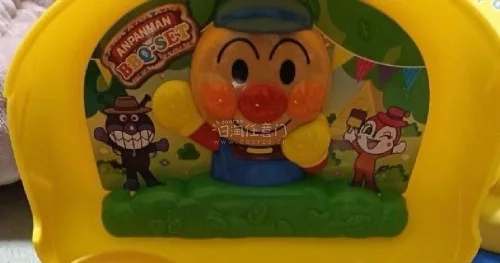 面包超人烧烤玩具套装可玩性拉满，配件齐全，仿真烤串和蔬菜肉类道具做工细腻。材质顺滑无异味，角色扮演能锻炼孩子想象力，卡通造型可爱治愈，孩子每天都要玩很久，做工远超同价位玩具。