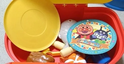 面包超人烧烤玩具套装可玩性拉满，配件齐全，仿真烤串和蔬菜肉类道具做工细腻。材质顺滑无异味，角色扮演能锻炼孩子想象力，卡通造型可爱治愈，孩子每天都要玩很久，做工远超同价位玩具。