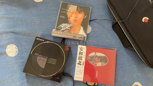 这次在拍卖淘到了心仪已久的索尼 D-50 便携式 CD 机，真是太惊喜了！收到货后仔细检查，成色比想象中好很多，经典的黑色机身非常有质感。虽是二手，但机能完好，读取 CD 速度快，没有任何卡顿。更重要的是它独特的音质，搭配不错的耳机，声音温暖醇厚，人声表现尤其出色，...
