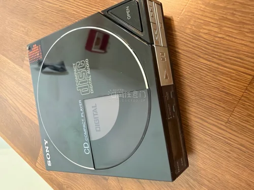 这次在拍卖淘到了心仪已久的索尼 D-50 便携式 CD 机，真是太惊喜了！收到货后仔细检查，成色比想象中好很多，经典的黑色机身非常有质感。虽是二手，但机能完好，读取 CD 速度快，没有任何卡顿。更重要的是它独特的音质，搭配不错的耳机，声音温暖醇厚，人声表现尤其出色，...