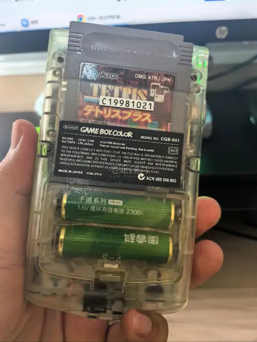 小时候就很喜欢这个造型的游戏机，当时候国内能买得起的只有国产仿制的，我记得那时候大概就是俄罗斯方块，没想到那个年代在日本就已经有了彩色的这种游戏机，并且它的反射屏显示特别好，买来的时候卖家描述是曲面光膜，但对于咱们国内来说这都不是问题，随便一换，清理一下外壳主板就是...