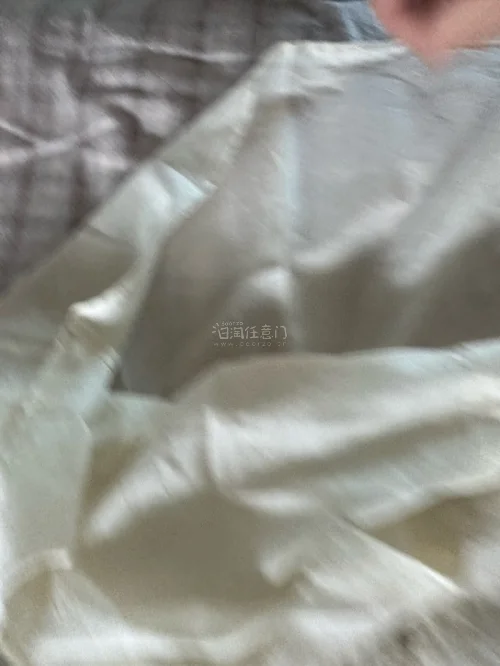 实物和图片没有色差，米白色温柔耐看，领口小花刺绣很精致，压褶做工很好。面料轻薄舒服，整体成色很不错，交易沟通顺畅，推荐！