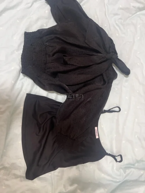 太幸运了呜呜呜从5月就一直苦苦寻求这个衣服，逛遍了所有平台都无果，最后在挖煤姬找到了！激动的心颤抖的手立马拍下！拿到手衣服也很新很干净！包装的也很严实！感谢出物姐妹，我会用一辈子挖煤姬嘤嘤