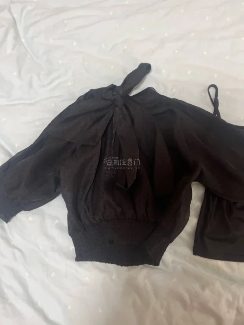 太幸运了呜呜呜从5月就一直苦苦寻求这个衣服，逛遍了所有平台都无果，最后在挖煤姬找到了！激动的心颤抖的手立马拍下！拿到手衣服也很新很干净！包装的也很严实！感谢出物姐妹，我会用一辈子挖煤姬嘤嘤
