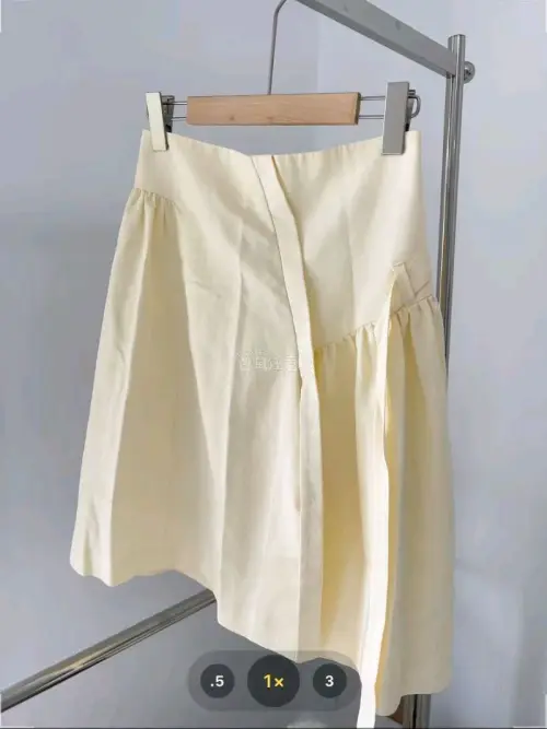 买了好几件古着衣服裙子，都超级美，香香的，基本没踩雷，挖煤姬太好用了，使用比较方便，页面清晰，上手很快！！