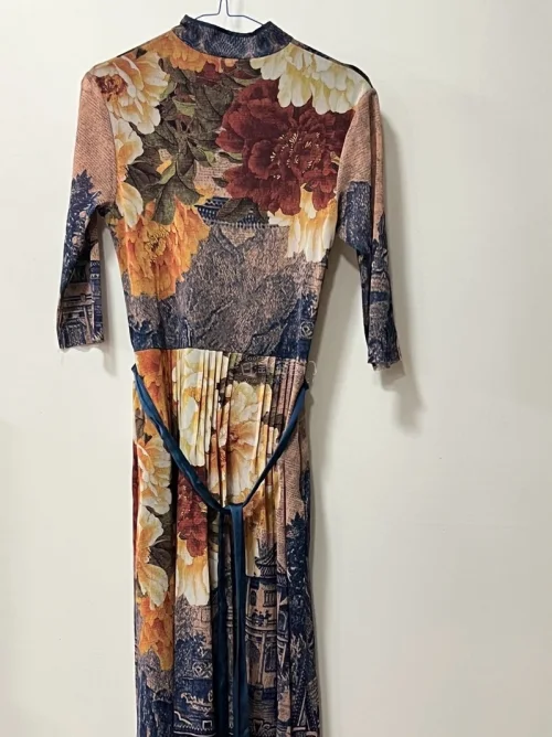 这次在日拍上拍到的 Vivienne Tam 连衣裙真的神仙品相！经典的水墨山水建筑与大朵牡丹花卉印花相得益彰，色彩古典又沉稳。立领水滴镂空设计极具新中式韵味，搭配腰间的深蓝细绑带，上身超级显瘦提气场。经典的双层网纱材质轻盈顺滑，完全没有划痕或拉丝。淘到这种艺术品级...