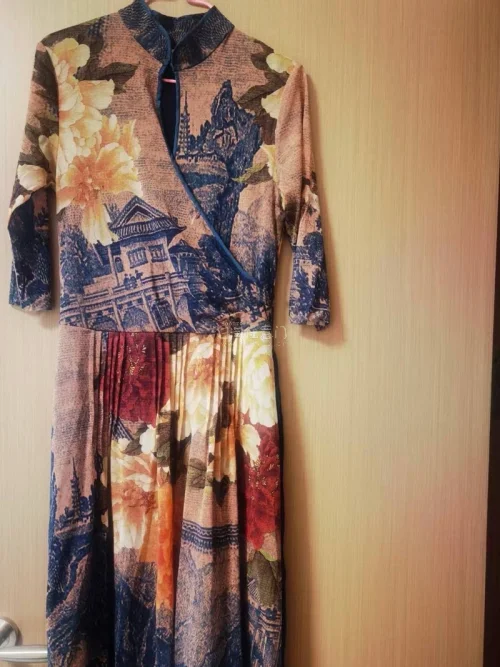 这次在日拍上拍到的 Vivienne Tam 连衣裙真的神仙品相！经典的水墨山水建筑与大朵牡丹花卉印花相得益彰，色彩古典又沉稳。立领水滴镂空设计极具新中式韵味，搭配腰间的深蓝细绑带，上身超级显瘦提气场。经典的双层网纱材质轻盈顺滑，完全没有划痕或拉丝。淘到这种艺术品级...