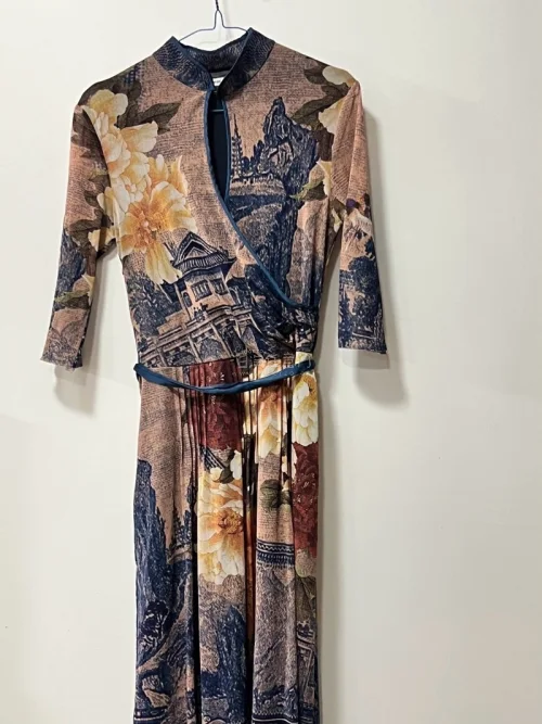 这次在日拍上拍到的 Vivienne Tam 连衣裙真的神仙品相！经典的水墨山水建筑与大朵牡丹花卉印花相得益彰，色彩古典又沉稳。立领水滴镂空设计极具新中式韵味，搭配腰间的深蓝细绑带，上身超级显瘦提气场。经典的双层网纱材质轻盈顺滑，完全没有划痕或拉丝。淘到这种艺术品级...