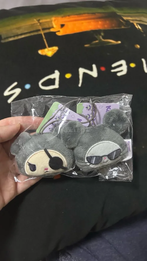 买了库洛米军团的毛绒小脑袋挂件，也很可爱，刺绣吧唧质感很好，吧唧里面我最喜欢的就是刺绣了，还有可可爱爱的毛绒