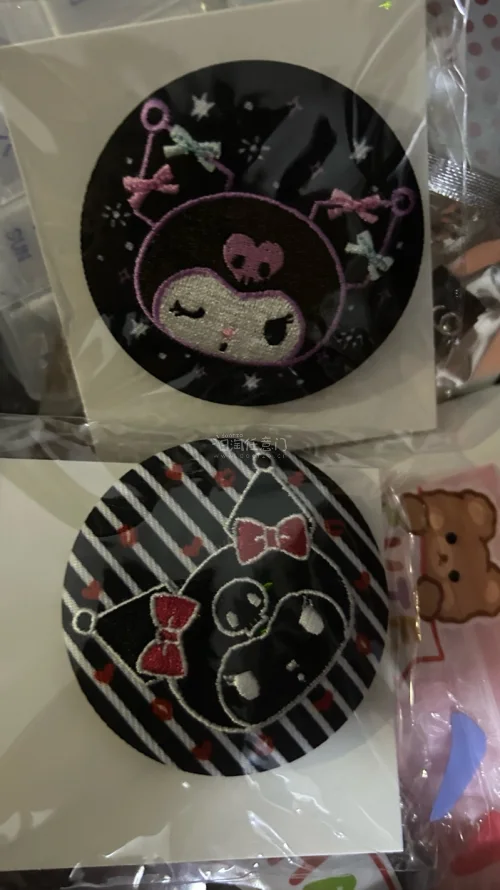 买了库洛米军团的毛绒小脑袋挂件，也很可爱，刺绣吧唧质感很好，吧唧里面我最喜欢的就是刺绣了，还有可可爱爱的毛绒