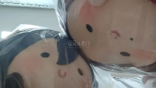 第一次切，发现海淘也没有想象中那么麻烦，马上就买到新出捧脸的娃娃啦，物流很迅速，今天取到快递盒子也非常方正，稳稳的很安心(´ ∇ ` )。娃娃软软的很可爱很好摸，实在是太萌了开箱就猛猛拍了好几张～30cm大棉抱着超满足ദ്ദി˶˃ ᵕ ˂ )✧
挖煤姬切煤真的非常方...