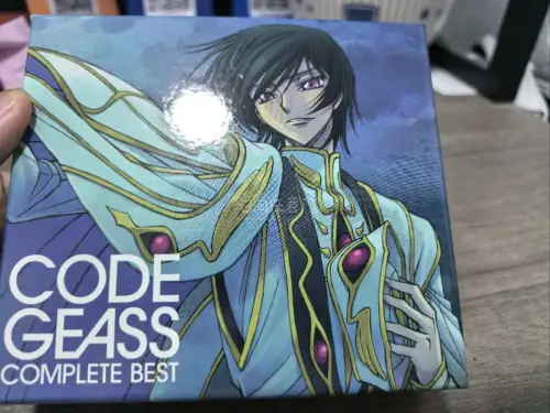 货品品相和描述相符，打包稳妥。反叛的鲁路修COMPLETE BEST专辑全套特典小册子、明信片完整齐全，鲁路修20周年纪念金属币保存完好。交易全程顺畅，一次很棒的收藏采购，十分满意！