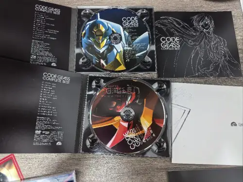 货品品相和描述相符，打包稳妥。反叛的鲁路修COMPLETE BEST专辑全套特典小册子、明信片完整齐全，鲁路修20周年纪念金属币保存完好。交易全程顺畅，一次很棒的收藏采购，十分满意！