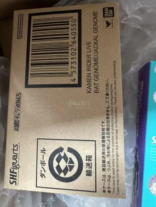 半个月的等待，终于到货了。打开箱子，映入眼帘的还是满满的泡泡纸，保护的很好。跨国运输盒子也没有伤到很满意的一次购物体验。