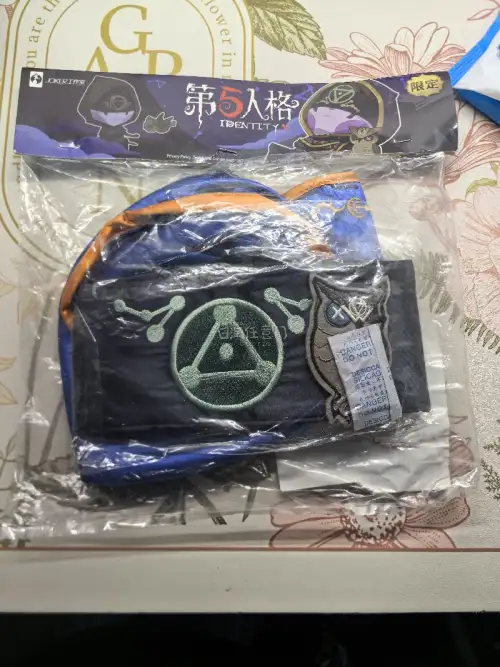 很喜欢吃毛绒谷，尤其是日谷。第五人格的一些毛绒玩偶已经绝版了，平时比较难买到。很感谢挖煤姬，让我及时买到了心爱的毛绒玩偶，我感觉很开心！这次淘到的是先知原皮玩偶，还是带役鸟的初代版，还有先知的解厄娃衣、牧羊人娃衣，以及园丁的桃心粉娃衣，还有一只约瑟夫的猫耳娃。这些谷...