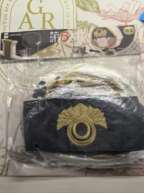 很喜欢吃毛绒谷，尤其是日谷。第五人格的一些毛绒玩偶已经绝版了，平时比较难买到。很感谢挖煤姬，让我及时买到了心爱的毛绒玩偶，我感觉很开心！这次淘到的是先知原皮玩偶，还是带役鸟的初代版，还有先知的解厄娃衣、牧羊人娃衣，以及园丁的桃心粉娃衣，还有一只约瑟夫的猫耳娃。这些谷...