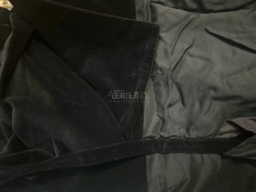 黑色的裙子特别的好看，挖煤姬专注海淘的平台，这次选择的小航空路线的物流速度是比较给力的，还是很满意的一次购物体验