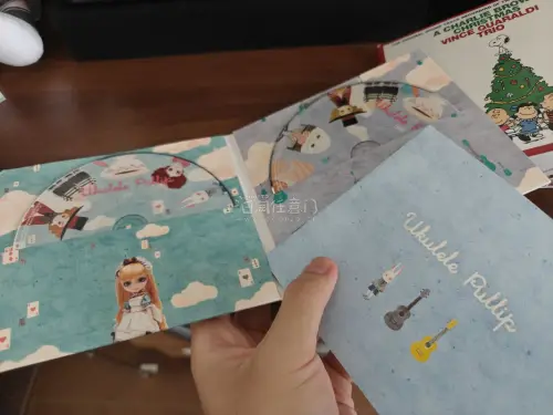 这次买了四张CD 冷爵士 查理布朗的圣诞节
民谣旅行尤克里里弹的一张玩偶宣传CD
radiohead的OK computer 还有涩谷系冷门盘
这次走的是竹蜻蜓专线