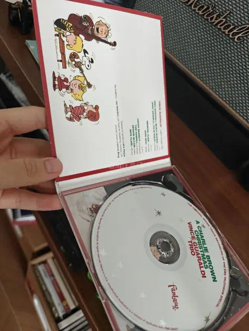 这次买了四张CD 冷爵士 查理布朗的圣诞节
民谣旅行尤克里里弹的一张玩偶宣传CD
radiohead的OK computer 还有涩谷系冷门盘
这次走的是竹蜻蜓专线