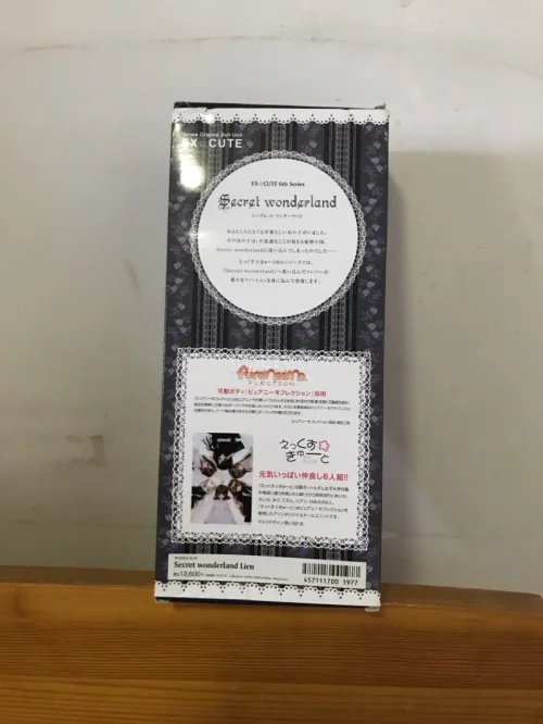 这个娃娃的状态非常好，是秘境系列的里杏娃娃，比较古早，虽然价格比较高但是自己一直喜欢的款式，到手包装严实
