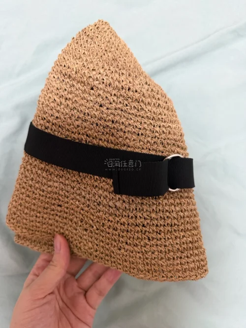 版型规整，草质柔软不扎皮肤，可折叠便携，遮阳效果很好，成色和卖家描述无差。仓库打包防护到位，帽子没压塌，合箱发货省钱，日系简约穿搭闭眼入，旅游拍照巨上镜。