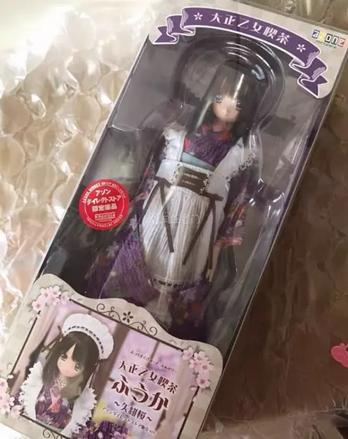 这是一个非常可爱的枫花azone娃娃，身着紫色大正浪漫和服很漂亮，状态也非常好，拿到手很喜欢，包裹也很严实
