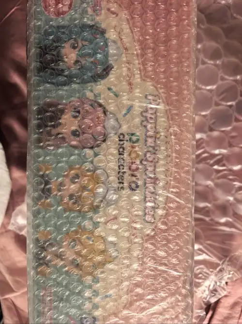 好可爱的镜音宝宝们！想要的没有一套出的，只能自己端盒了。
竹蜻蜓依旧很稳，没有选择额外的服务，但是也泡泡纸包好好的垒在箱子里，完全没有损坏。