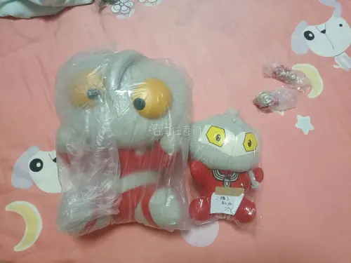 这套奥特曼玩偶小物件收到真的特别惊喜！实物和图片描述基本一致，中古品相保存得很不错，细节做工都在线。大大小小好几个款式都很可爱，造型还原度高，满满的M78童年回忆。包装严实没有磕碰，到手很完整，整体购物体验很棒，非常满意，奥特曼爱好者值得入手！
