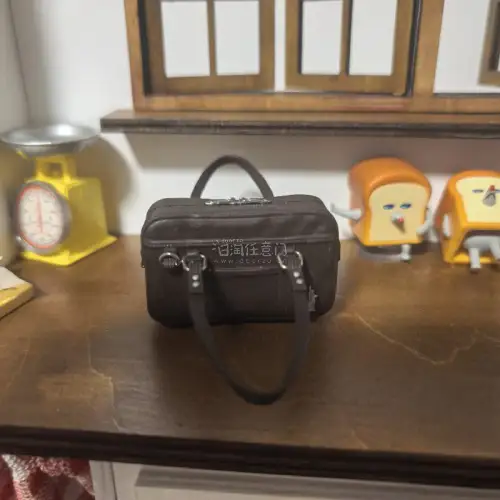 联名的微缩制服包包和鞋子扭蛋做工非常细致 质感很好 比国内买便宜 适合娃屋搭配 会一如既往的支持挖煤姬！