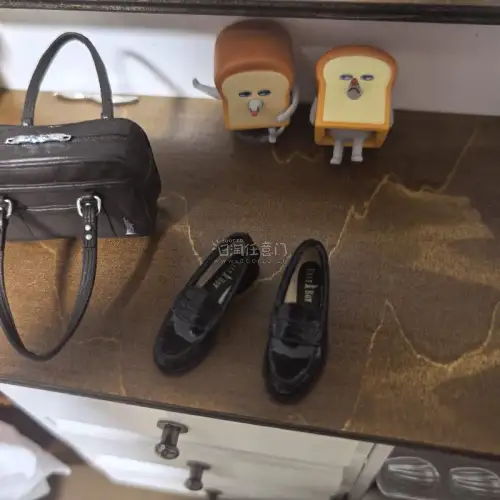 联名的微缩制服包包和鞋子扭蛋做工非常细致 质感很好 比国内买便宜 适合娃屋搭配 会一如既往的支持挖煤姬！