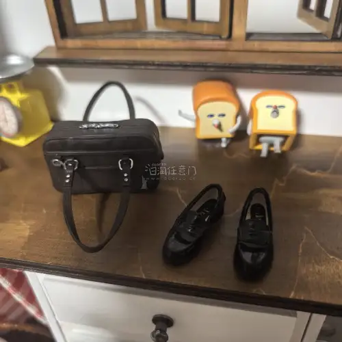 联名的微缩制服包包和鞋子扭蛋做工非常细致 质感很好 比国内买便宜 适合娃屋搭配 会一如既往的支持挖煤姬！