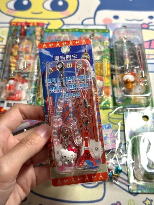 这次淘到心心念念的Hello Kitty中古地域限定挂件太开心啦！品相保存得很不错，包装防护做得很到位，商品完整到手没有磕碰～挖煤姬操作简单易懂，找中古小物件特别方便，EMS物流速度稳定，全程物流信息可以实时追踪。海淘三丽鸥古早周边选它很省心，古着爱好者可以放心冲，...