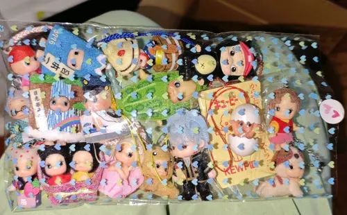这次在平台入手的几件日淘周边体验很棒！商品品相和描述一致，有稀少款挂件、特典卡片还有漫画相关周边。卖家打包仔细，运输过程没有出现磕碰损坏，到手实物质感很好，很符合我的预期。平台的代购流程顺畅，沟通也很省心，能顺利淘到这些心仪的谷子，整体购物感受十分满意。