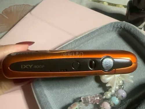 挖煤姬安全下车｜佳能IXY400（IXUS130）
一眼沦陷的落日橙机身，颜值天花板！
经典网红ccd，1410万像素，28mm广角
人像很衬肤色，清冷胶片感，出游拍照神器
薄薄机身便携不占地，成色实拍如图，喜欢橙壳别错过
