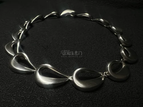 这次在挖煤姬蹲到了心心念念的 Georg Jensen（乔治杰生）水滴项链！实物比卖家图还要惊艳，925纯银的光泽与流线型设计非常有质感，上手沉甸甸的，中古成色保持得相当好。
整个代购流程很顺畅，从下单、入库到合单发货都很快，打包也非常严实防撞，开箱完全没有任何磕碰...